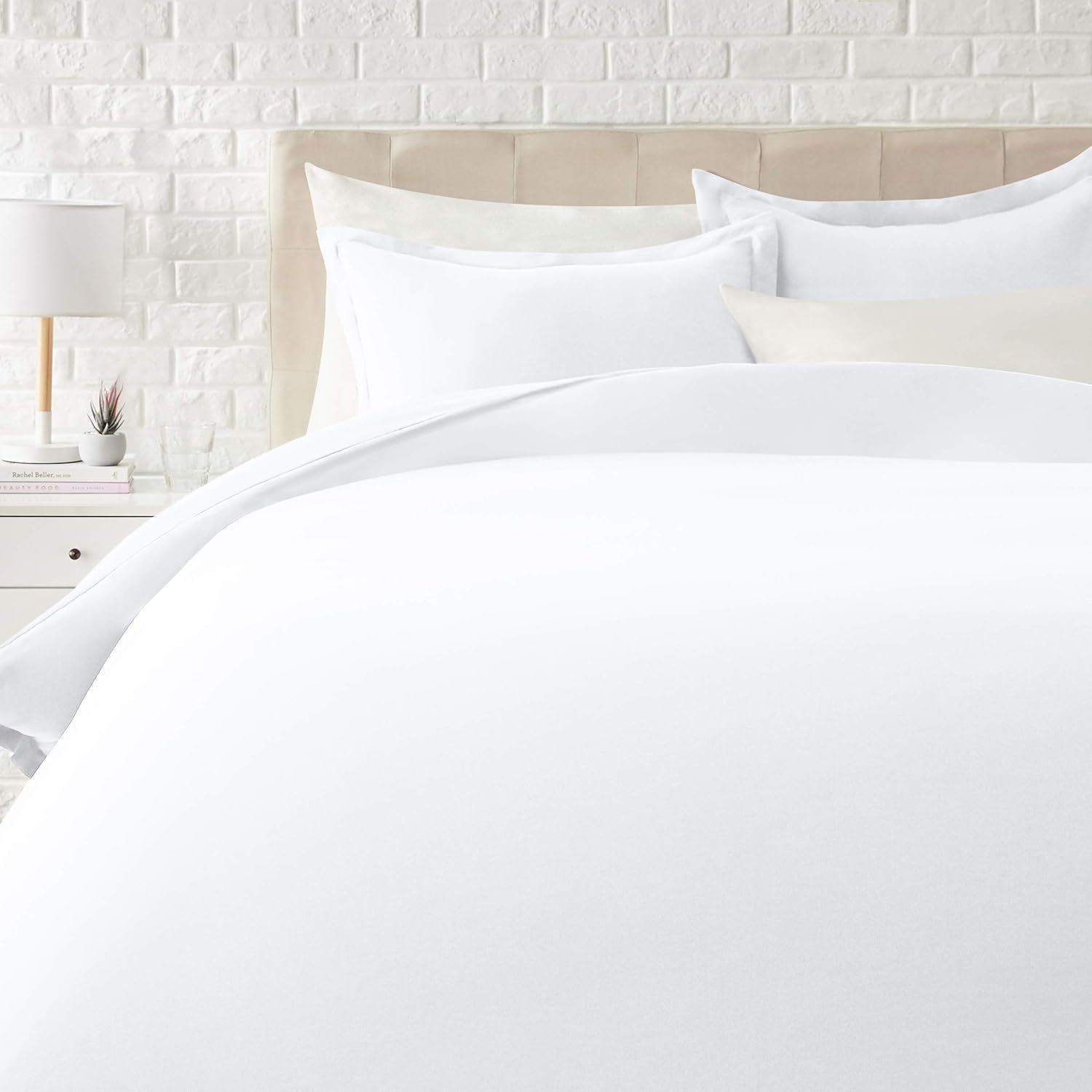 Amazon Basics Lightweight Microfiber 3 Piece Duvet Cover Set with Zipper Closure, King, Bright White, Solid